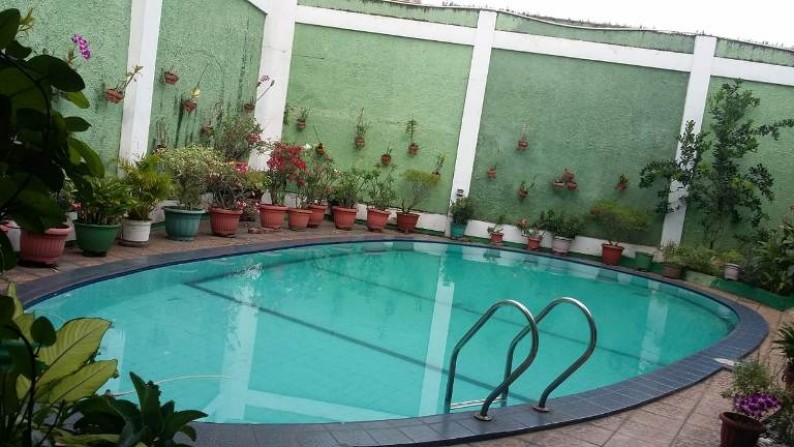 Dijual Rumah Daerah Menteng, ada Kolam Renang