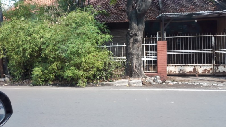 Rumah pinggir jalan raya, Lokasi strategis