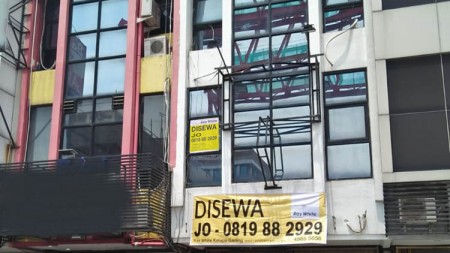 Ruko di Sewa Boulevard Timur, Luas 4,5x17m2