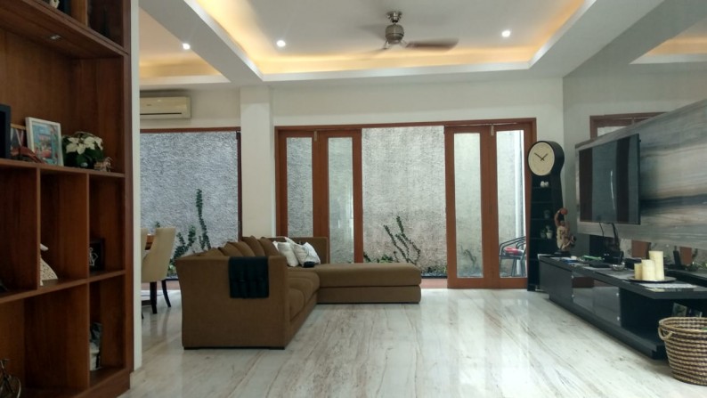 Rumah cantik, siap huni di kebayoran Residence