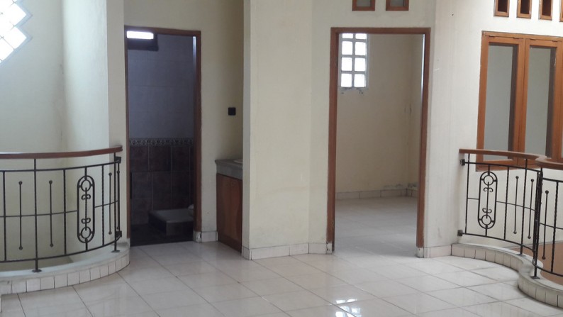 Rumah bisa untuk kantor dekat pusat bisnis Buah Batu