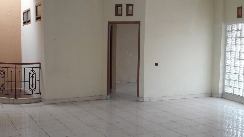 Rumah bisa untuk kantor dekat pusat bisnis Buah Batu