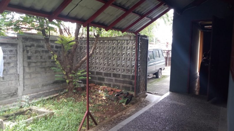 Rumah Halaman Depan Luas di Ciputat