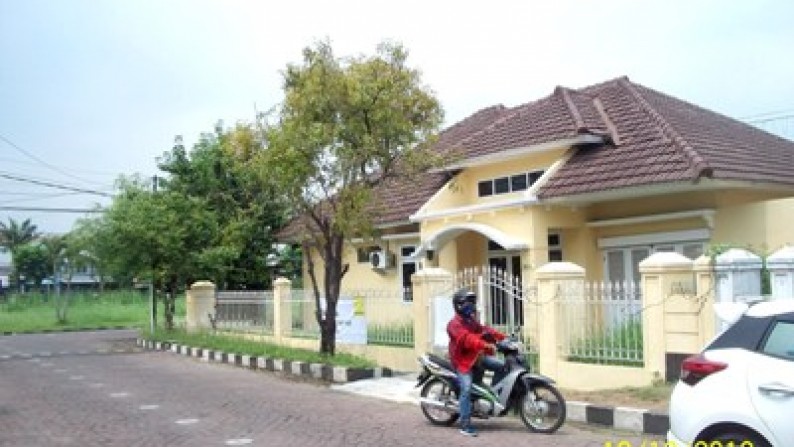 Rumah di Wonorejo Permai Utara, Bagus + Terawat, Row Jalan depan Lebar + Paving, Hoek. -NH-