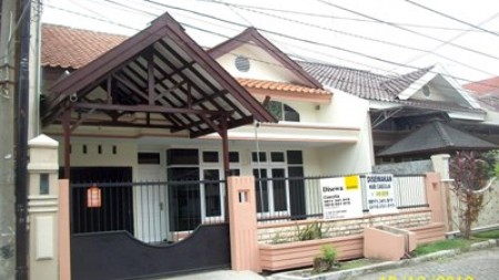 Rumah di Manyar Jaya Praja, Sudah Renov, strategis, lingkungan nyaman sangat nyaman ,di daerah Manyar.