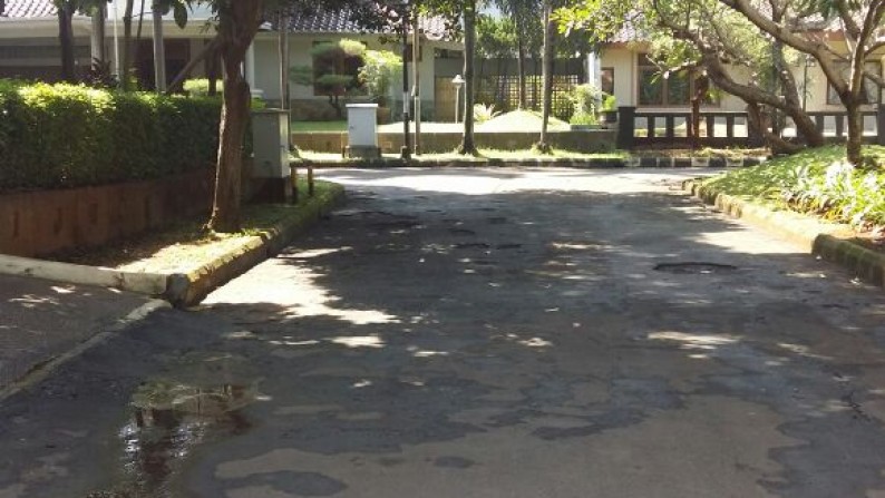 Rumah Cantik,  Siap Huni, Depan Taman Boulevard , dalam cluster di Bintaro sektor 7