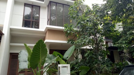 Rumah Asri, depan taman, di cluster exclusif, Siap Huni,  di Bintaro 9