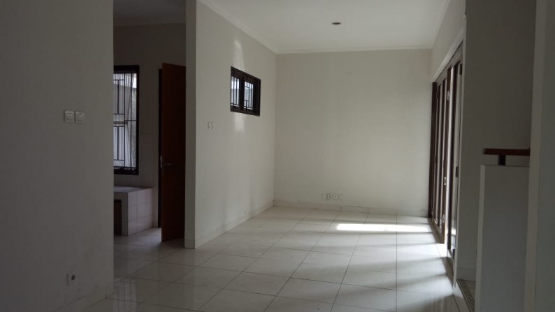 Rumah Asri, depan taman, di cluster exclusif, Siap Huni,  di Bintaro 9