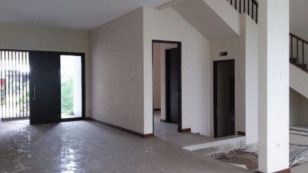 Rumah Besar di Cluster Asia Tropis Harapan Indah Bekasi