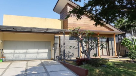 Rumah Mewah Desain Unik di Kota Baru Parahyangan