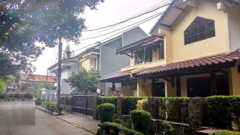 Rumah cantik siap huni di lebak  bulus