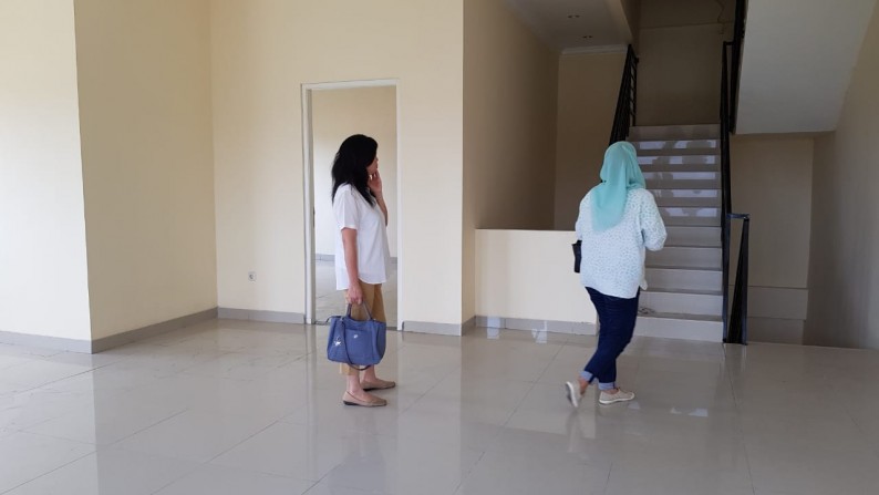 Rumah kost 100% baru, 3 lantai