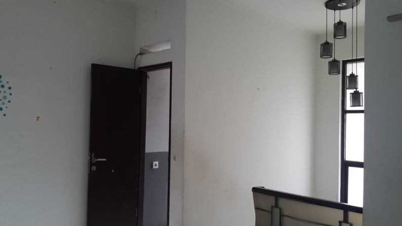 Disewakanl Rumah di JL. Madrid Selatan Palem semi - Karawaci Tangerang