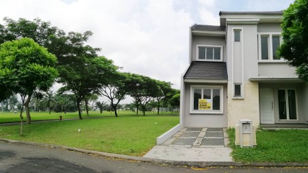 Rumah Suvarna Sutera Cempaka, samping golf