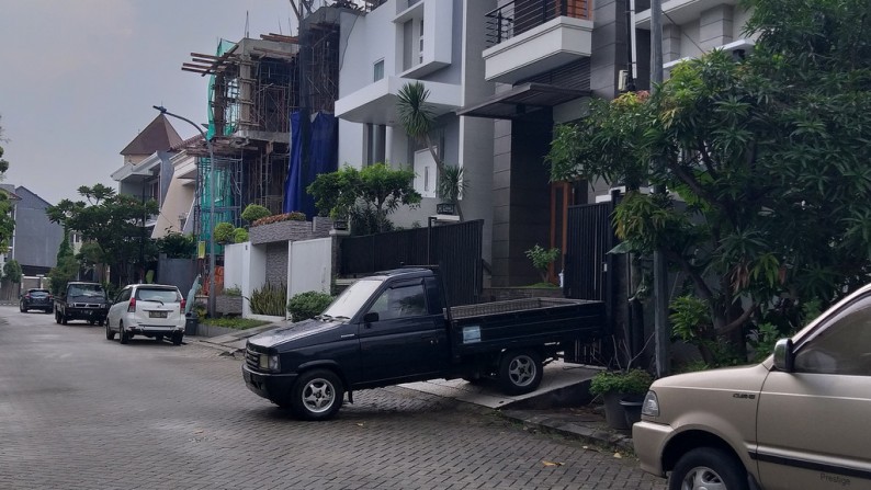 Rumah 3 lantai , Semi Furnished, Lingkungan nyaman di daerah Kelapa Gading