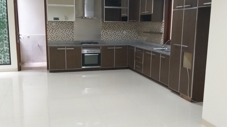 Rumah 3 lantai , Semi Furnished, Lingkungan nyaman di daerah Kelapa Gading