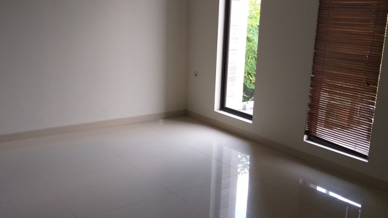 Rumah 3 lantai , Semi Furnished, Lingkungan nyaman di daerah Kelapa Gading