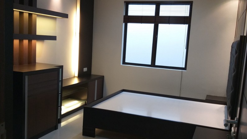 Rumah 3 lantai , Semi Furnished, Lingkungan nyaman di daerah Kelapa Gading