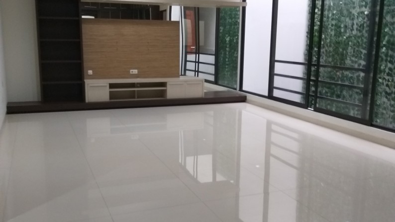 Rumah 3 lantai , Semi Furnished, Lingkungan nyaman di daerah Kelapa Gading