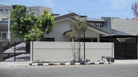 Rumah Ciamik di Barat Surabaya