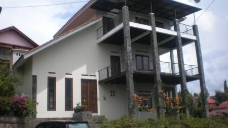 Dijual Villa 3 lantai di Villa Istana Bunga Lembang Bandung