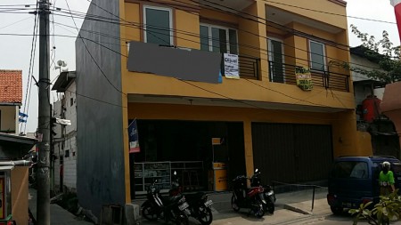 Lokasi ramai dekat sekolah