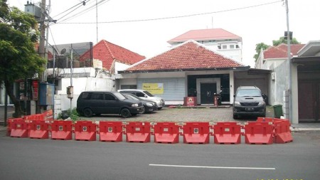 Jual/Sewa Rumah dgn fasiiitas parkir sekitar 8 mobil.  Lokasi Strategis, Pusat Kota, Nol Jalan Raya, Cocok untuk Kantor / Klinik / Resto dsb