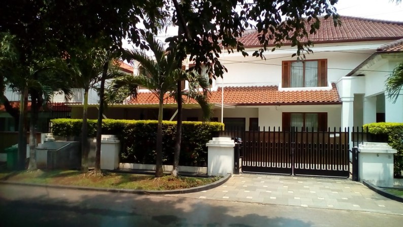 Rumah nyaman dan lokasi strategis di JL. Dharmawangsa Kebayoran Baru