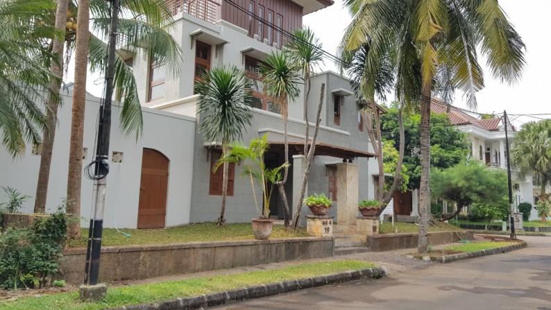 Rumah Bagus Elegan, Nyaman, Lokasi Strategis dan Siap Huni di River Park, Bintaro