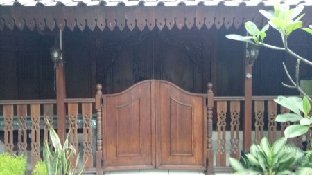 Dijual Rumah Dengan Arsitektur Jawa Di Jl Aspal Suharno