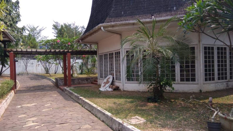 Rumah lama terawat hitung tanah harga murah di Cibubur, Harjamukti, Depok, Jawa Barat.
