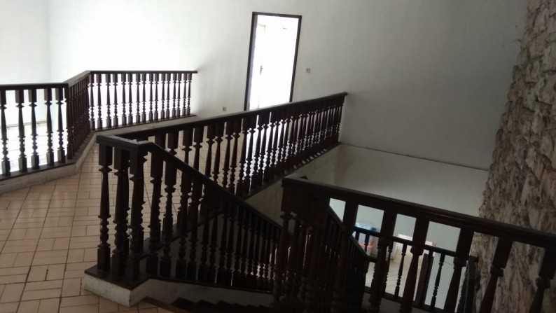 Rumah lama terawat hitung tanah harga murah di Cibubur, Harjamukti, Depok, Jawa Barat.