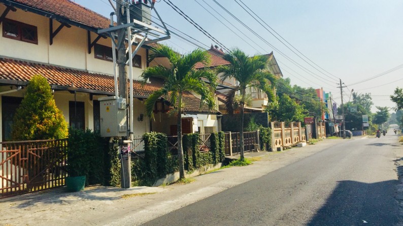 RUMAH DESAIN SEMI KLASIK+FURNISH, DENGAN HALAMAN LUAS,MAGUWOHARJO.