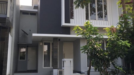 Rumah standar 2 lantai,semi furnished di Sektor 9