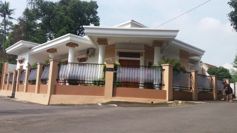 RUMAH MEWAH CLASIC MODERN POSISI HOOK, DI JL RANDUSARI, KALASAN.