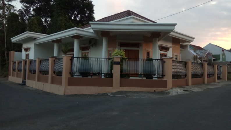 RUMAH MEWAH CLASIC MODERN POSISI HOOK, DI JL RANDUSARI, KALASAN.