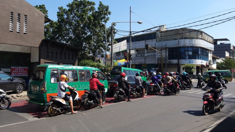 Ruko tengah kota , lebar muka 10 m , Jl Ciateul, MURAH