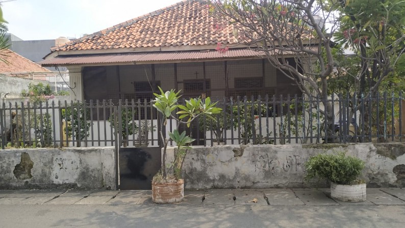 Rumah Antik terawat dengan baik - nyaman - dilingkungan tenang.