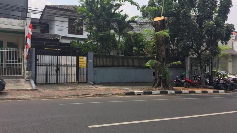 Rumah pinggir jalan,siap huni di Kebayoran Baru Jakarta selatan