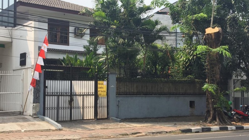 Rumah pinggir jalan,siap huni di Kebayoran Baru Jakarta selatan