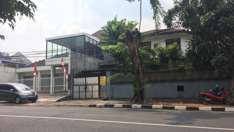 Rumah pinggir jalan,siap huni di Kebayoran Baru Jakarta selatan