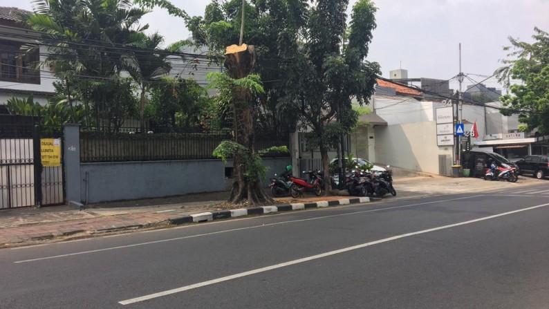 Rumah pinggir jalan,siap huni di Kebayoran Baru Jakarta selatan