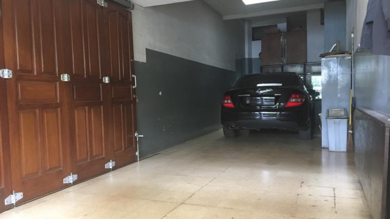 Rumah pinggir jalan,siap huni di Kebayoran Baru Jakarta selatan