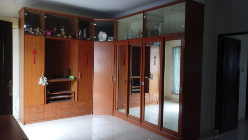 Rumah 3 Lantai ,Semi Furnished, Lokasi Strategis di Pluit Jakarta Utara