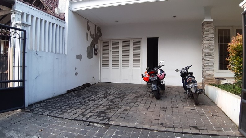 Rumah di Pondok Indah, Jakarta Selatan,  Di Hoek, Ada halaman depan dan halaman samping