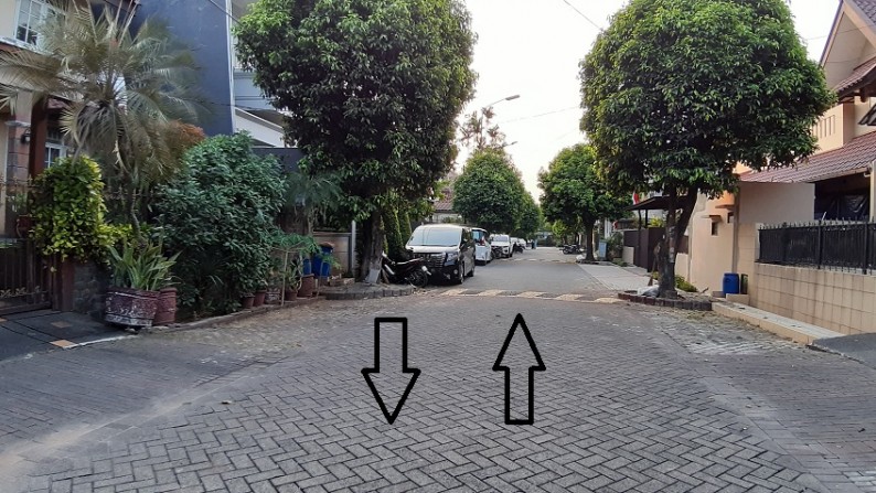 Rumah di Pondok Indah, Di Hoek, Ada halaman depan dan halaman samping, 3 Bedroom