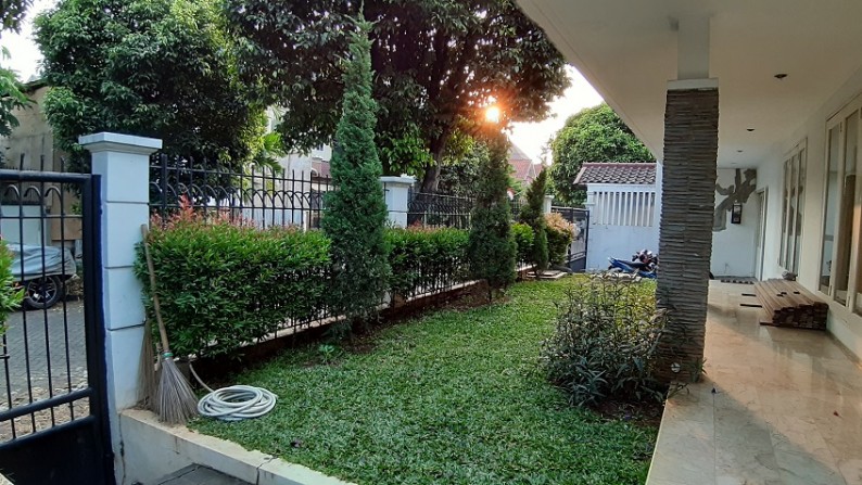 Rumah di Pondok Indah, Di Hoek, Ada halaman depan dan halaman samping, 3 Bedroom