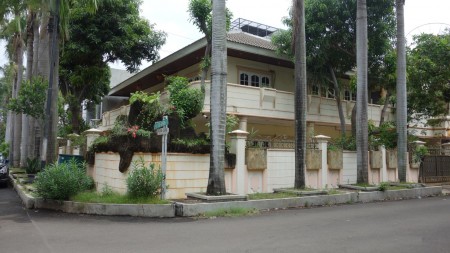 Disewakan rumah hoek di Muara Karang