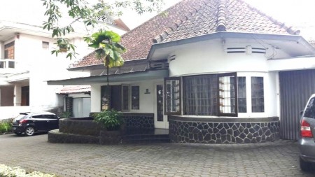 Rumah Bernuansa Heritage, Luas dan Terawat, Lokasi Strategis di Sukajadi Bandung