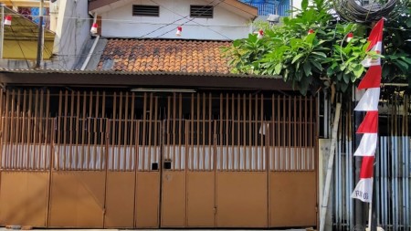 Rumah 2,5 Lantai masih layak tinggal, Jalan depan lebar di Taman Sari Jakarta Pusat